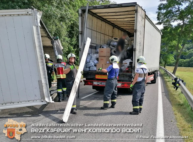 20200717 Umgestrzter Lkw Anhnger auf der LB18 zwischen Weissenbach und Altenmarkt a.d.Triesting  Foto:  Freiwillige Feuerwehr Altenmarkt