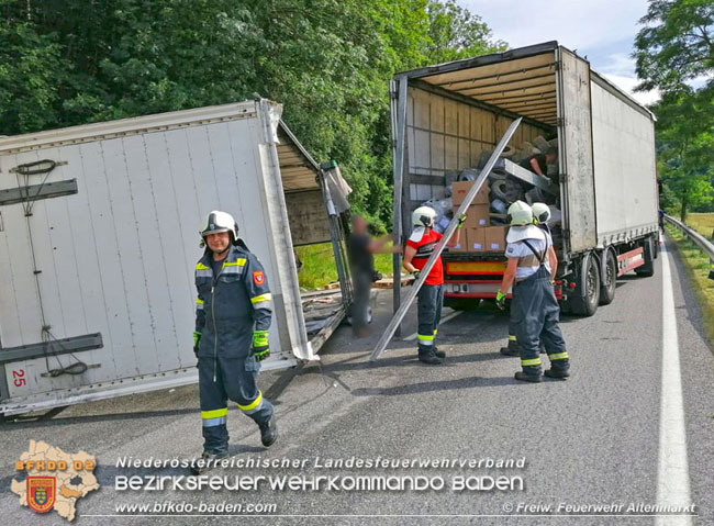 20200717 Umgestrzter Lkw Anhnger auf der LB18 zwischen Weissenbach und Altenmarkt a.d.Triesting  Foto:  Freiwillige Feuerwehr Altenmarkt