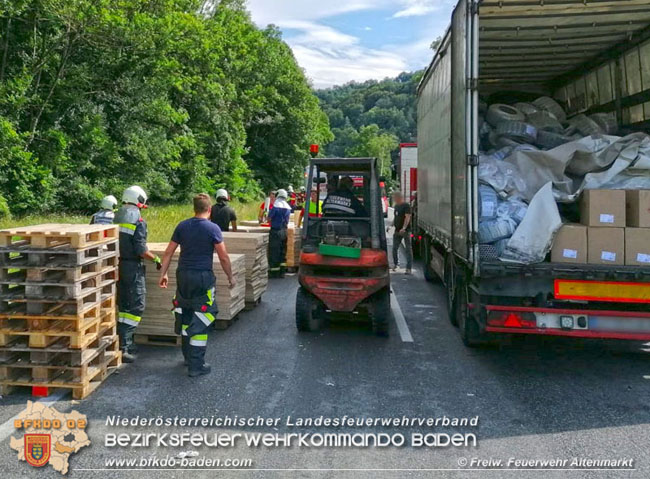 20200717 Umgestrzter Lkw Anhnger auf der LB18 zwischen Weissenbach und Altenmarkt a.d.Triesting  Foto:  Freiwillige Feuerwehr Altenmarkt