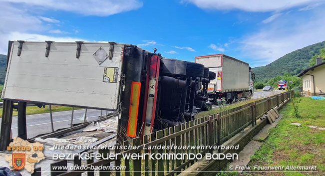 20200717 Umgestrzter Lkw Anhnger auf der LB18 zwischen Weissenbach und Altenmarkt a.d.Triesting  Foto:  Freiwillige Feuerwehr Altenmarkt