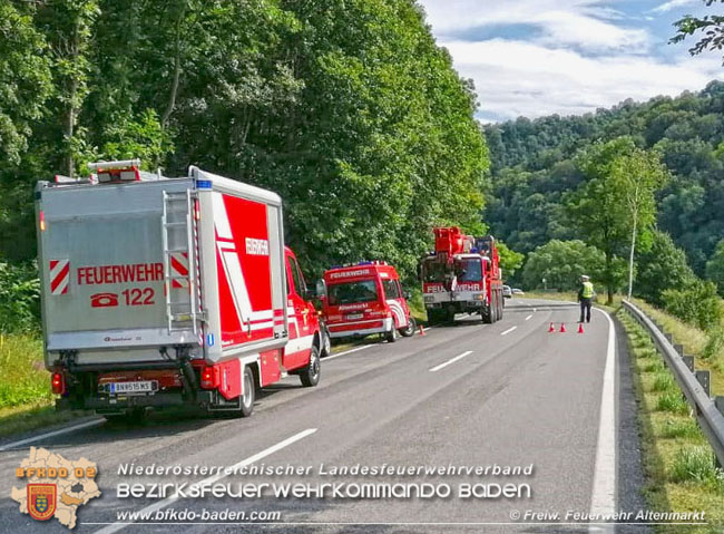 20200717 Umgestrzter Lkw Anhnger auf der LB18 zwischen Weissenbach und Altenmarkt a.d.Triesting  Foto:  Freiwillige Feuerwehr Altenmarkt