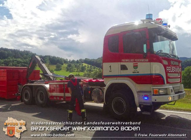 20200717 Umgestrzter Lkw Anhnger auf der LB18 zwischen Weissenbach und Altenmarkt a.d.Triesting  Foto:  Freiwillige Feuerwehr Altenmarkt