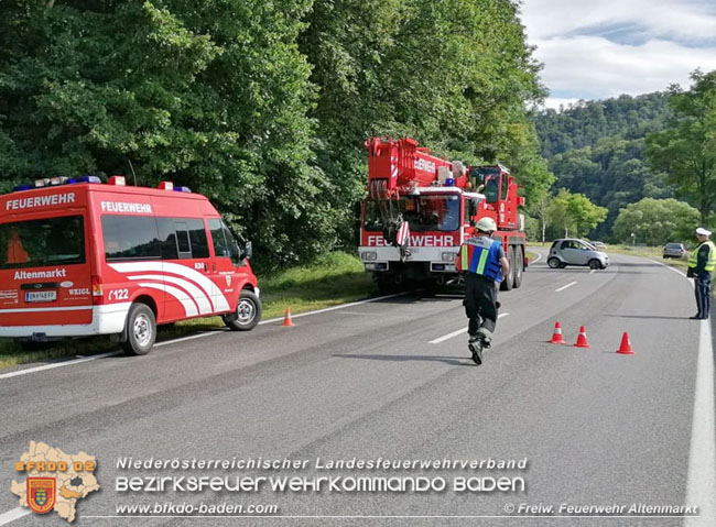 20200717 Umgestrzter Lkw Anhnger auf der LB18 zwischen Weissenbach und Altenmarkt a.d.Triesting  Foto:  Freiwillige Feuerwehr Altenmarkt