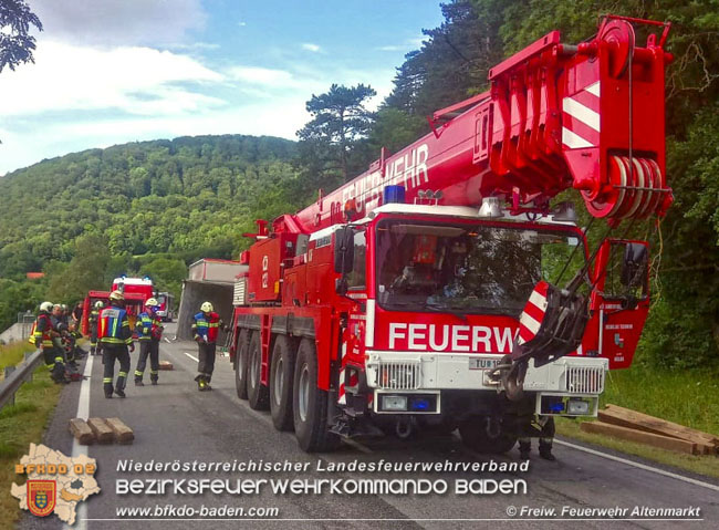 20200717 Umgestrzter Lkw Anhnger auf der LB18 zwischen Weissenbach und Altenmarkt a.d.Triesting  Foto:  Freiwillige Feuerwehr Altenmarkt