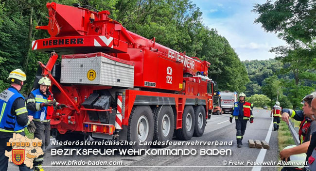 20200717 Umgestrzter Lkw Anhnger auf der LB18 zwischen Weissenbach und Altenmarkt a.d.Triesting  Foto:  Freiwillige Feuerwehr Altenmarkt