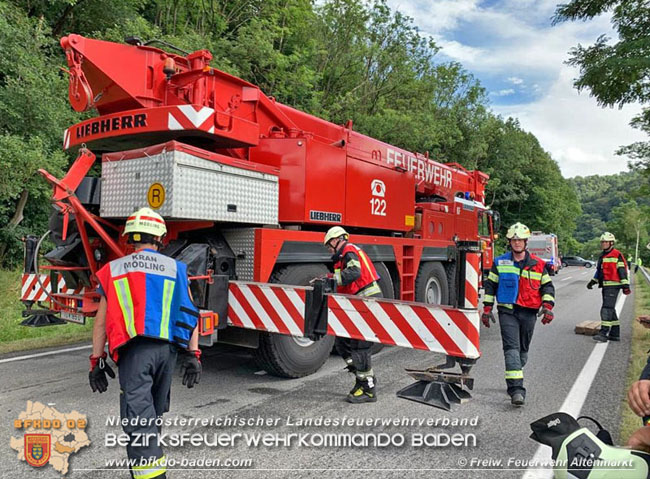 20200717 Umgestrzter Lkw Anhnger auf der LB18 zwischen Weissenbach und Altenmarkt a.d.Triesting  Foto:  Freiwillige Feuerwehr Altenmarkt