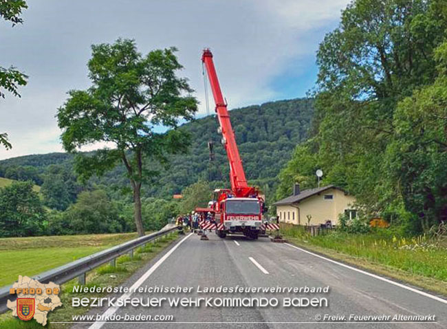 20200717 Umgestrzter Lkw Anhnger auf der LB18 zwischen Weissenbach und Altenmarkt a.d.Triesting  Foto:  Freiwillige Feuerwehr Altenmarkt