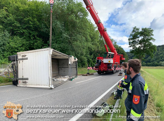 20200717 Umgestrzter Lkw Anhnger auf der LB18 zwischen Weissenbach und Altenmarkt a.d.Triesting  Foto:  Freiwillige Feuerwehr Altenmarkt