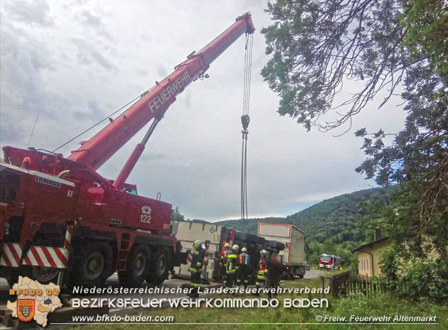20200717 Umgestürzter Lkw Anhänger auf der LB18 zwischen Weissenbach und Altenmarkt a.d.Triesting Foto: © Freiwillige Feuerwehr Altenmarkt 20200717 Umgestürzter Lkw Anhänger auf der LB18 zwischen Weissenbach und Altenmarkt a.d.Triesting Foto: © Freiwillige Feuerwehr Altenmarkt