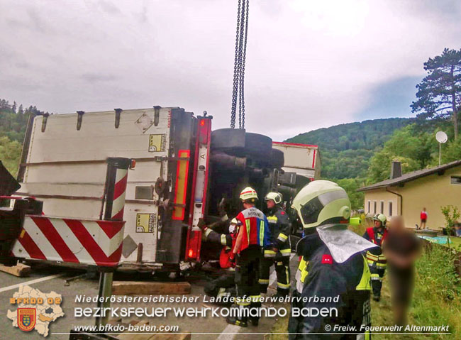 20200717 Umgestrzter Lkw Anhnger auf der LB18 zwischen Weissenbach und Altenmarkt a.d.Triesting  Foto:  Freiwillige Feuerwehr Altenmarkt