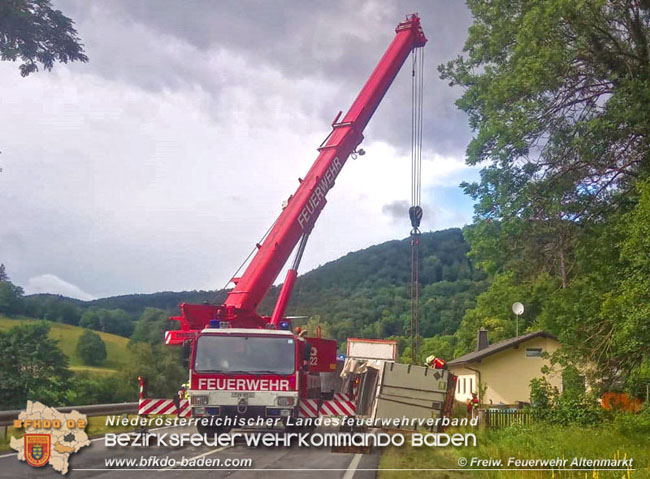 20200717 Umgestürzter Lkw Anhänger auf der LB18 zwischen Weissenbach und Altenmarkt a.d.Triesting Foto: © Freiwillige Feuerwehr Altenmarkt 20200717 Umgestürzter Lkw Anhänger auf der LB18 zwischen Weissenbach und Altenmarkt a.d.Triesting Foto: © Freiwillige Feuerwehr Altenmarkt