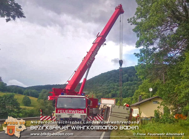 20200717 Umgestrzter Lkw Anhnger auf der LB18 zwischen Weissenbach und Altenmarkt a.d.Triesting  Foto:  Freiwillige Feuerwehr Altenmarkt