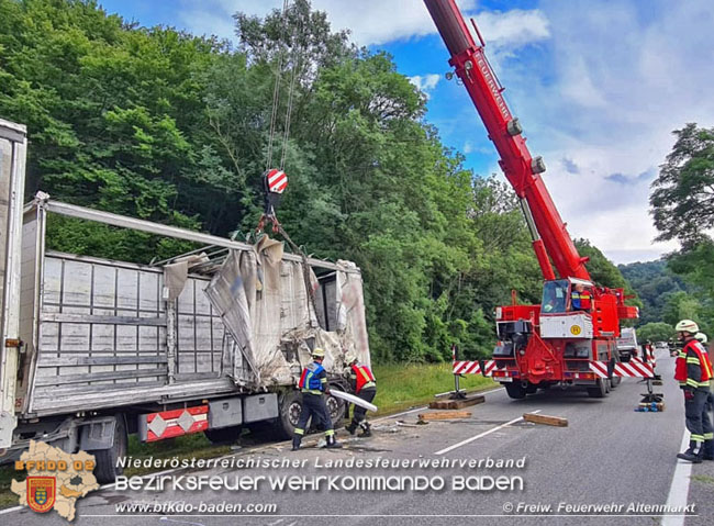 20200717 Umgestrzter Lkw Anhnger auf der LB18 zwischen Weissenbach und Altenmarkt a.d.Triesting Foto:  Freiwillige Feuerwehr Altenmarkt