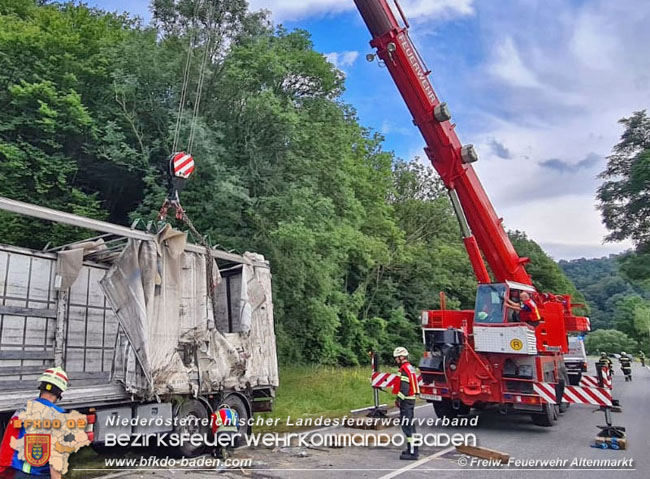 20200717 Umgestrzter Lkw Anhnger auf der LB18 zwischen Weissenbach und Altenmarkt a.d.Triesting Foto:  Freiwillige Feuerwehr Altenmarkt