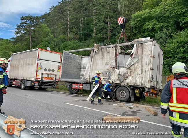 20200717 Umgestrzter Lkw Anhnger auf der LB18 zwischen Weissenbach und Altenmarkt a.d.Triesting Foto:  Freiwillige Feuerwehr Altenmarkt