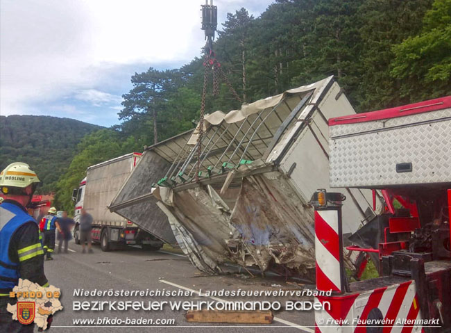 20200717 Umgestürzter Lkw Anhänger auf der LB18 zwischen Weissenbach und Altenmarkt a.d.Triesting Foto: © Freiwillige Feuerwehr Altenmarkt 20200717 Umgestürzter Lkw Anhänger auf der LB18 zwischen Weissenbach und Altenmarkt a.d.Triesting Foto: © Freiwillige Feuerwehr Altenmarkt
