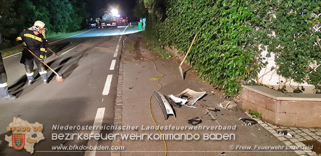 20200807 Verkehrsunfall in Enzesfelder Ortsgebiet  Foto:  Freiwillige Feuerwehr Enzesfeld