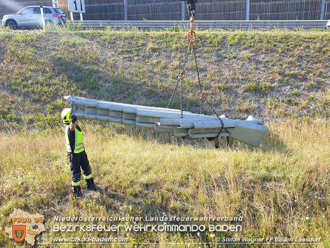20200807 Verkehrsunfall auf der A2 Hhe Abfahrt Bad Vslau RFb Sd   Foto:  LM Stefan Wagner FF Baden-Leesdorf