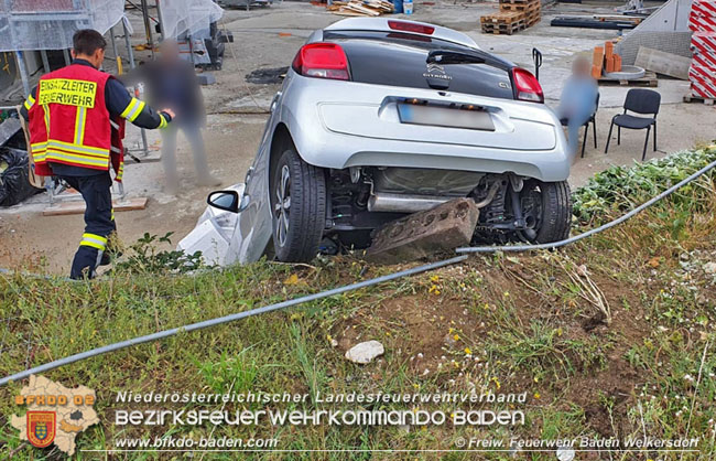 20200818 Kleinwagen verunfallt in Baden Ortsteil Weikersdorf   Foto:  Freiwillige Feuerwehr Baden Weikersdorf