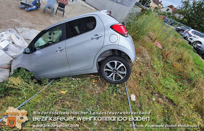 20200818 Kleinwagen verunfallt in Baden Ortsteil Weikersdorf   Foto:  Freiwillige Feuerwehr Baden Weikersdorf