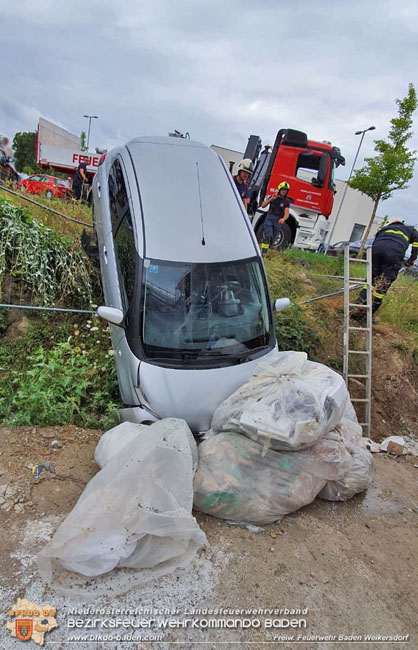 20200818 Kleinwagen verunfallt in Baden Ortsteil Weikersdorf   Foto:  Freiwillige Feuerwehr Baden Weikersdorf