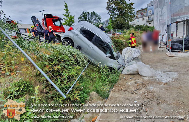 20200818 Kleinwagen verunfallt in Baden Ortsteil Weikersdorf   Foto:  Freiwillige Feuerwehr Baden Weikersdorf