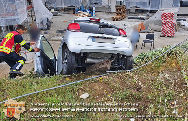 20200818 Kleinwagen verunfallt in Baden Ortsteil Weikersdorf   Foto:  Freiwillige Feuerwehr Baden Weikersdorf