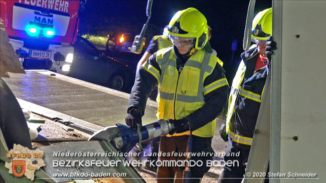 20200820 Kleintransporter prallt gegen Wasserleitungsunterführung in Pfaffstätten Foto: © Stefan Schneider 20200820 Kleintransporter prallt gegen Wasserleitungsunterführung in Pfaffstätten Foto: © Stefan Schneider