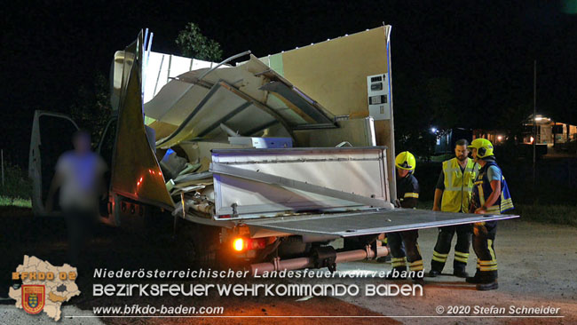 20200820 Kleintransporter prallt gegen Wasserleitungsunterfhrung in Pfaffsttten  Foto:  Stefan Schneider