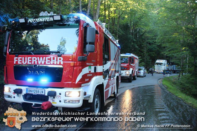 20200826 Fahrzeugbrand am Hals bei der Bezirksgrenze  Foto:  ASB A Markus Hackl FF Pottenstein