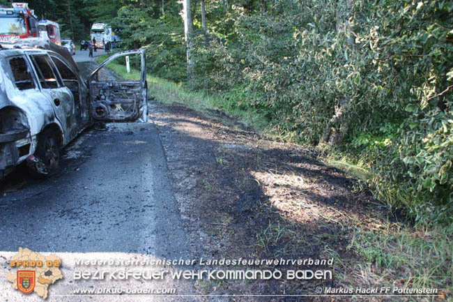 20200826 Fahrzeugbrand am Hals bei der Bezirksgrenze Foto: © ASB ÖA Markus Hackl FF Pottenstein 20200826 Fahrzeugbrand am Hals bei der Bezirksgrenze Foto: © ASB ÖA Markus Hackl FF Pottenstein