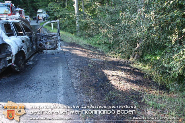 20200826 Fahrzeugbrand am Hals bei der Bezirksgrenze  Foto:  ASB A Markus Hackl FF Pottenstein