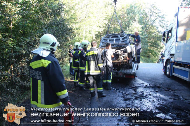 20200826 Fahrzeugbrand am Hals bei der Bezirksgrenze  Foto:  ASB A Markus Hackl FF Pottenstein