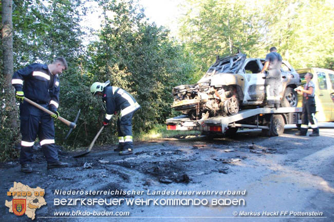 20200826 Fahrzeugbrand am Hals bei der Bezirksgrenze  Foto:  ASB A Markus Hackl FF Pottenstein