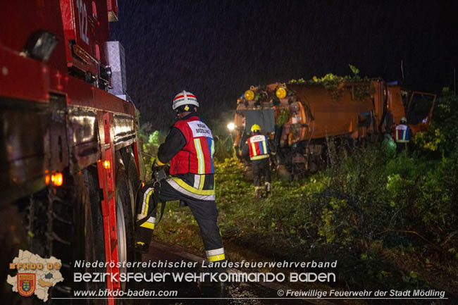 20200906 Vierachs-Lkw Kehrmaschine verunfallt auf der L157 bei Tattendorf   Foto:  Freiwillige Feuerwehr der Stadt Mdling