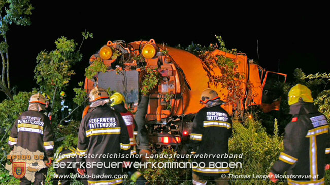 20200906 Vierachs-Lkw Kehrmaschine verunfallt auf der L157 bei Tattendorf Foto: © Thomas Lenger Monatsrevue.at 20200906 Vierachs-Lkw Kehrmaschine verunfallt auf der L157 bei Tattendorf Foto: © Thomas Lenger Monatsrevue.at