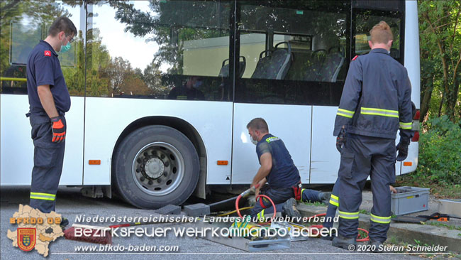 20200914 Bergung eines Linienbuses im Badener Ortsteil Weikersdof Foto: © Stefan Schneider 20200914 Bergung eines Linienbuses im Badener Ortsteil Weikersdof Foto: © Stefan Schneider