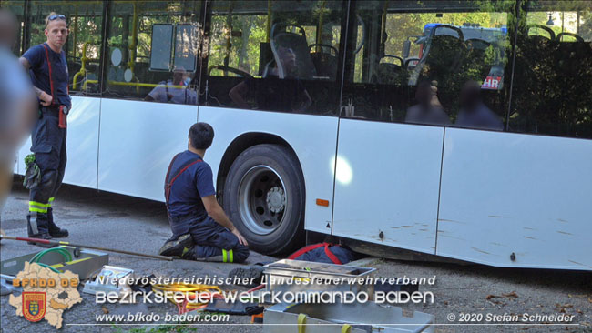 20200914 Bergung eines Linienbuses im Badener Ortsteil Weikersdof Foto: © Stefan Schneider 20200914 Bergung eines Linienbuses im Badener Ortsteil Weikersdof Foto: © Stefan Schneider