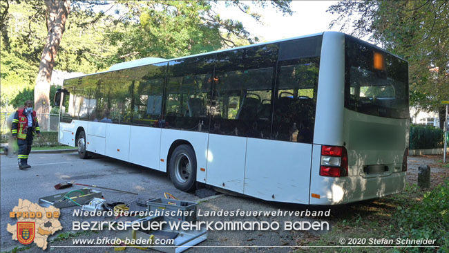 20200914 Bergung eines Linienbuses im Badener Ortsteil Weikersdof Foto: © Stefan Schneider 20200914 Bergung eines Linienbuses im Badener Ortsteil Weikersdof Foto: © Stefan Schneider