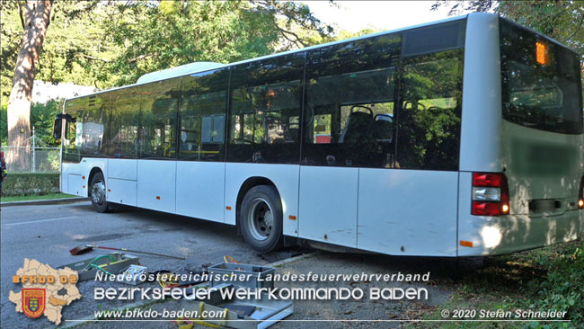 20200914 Bergung eines Linienbuses im Badener Ortsteil Weikersdof Foto: © Stefan Schneider 20200914 Bergung eines Linienbuses im Badener Ortsteil Weikersdof Foto: © Stefan Schneider