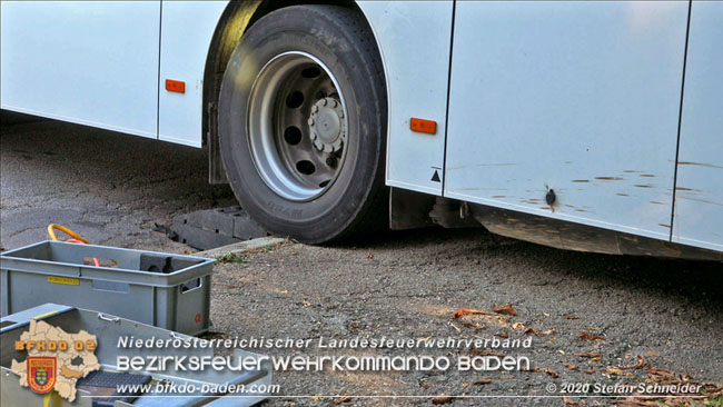 20200914 Bergung eines Linienbuses im Badener Ortsteil Weikersdof Foto: © Stefan Schneider 20200914 Bergung eines Linienbuses im Badener Ortsteil Weikersdof Foto: © Stefan Schneider
