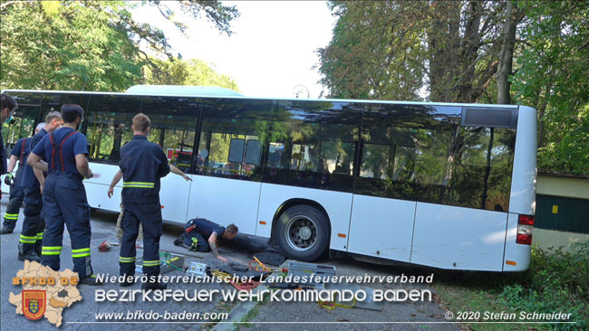 20200914 Bergung eines Linienbuses im Badener Ortsteil Weikersdof Foto: © Stefan Schneider 20200914 Bergung eines Linienbuses im Badener Ortsteil Weikersdof Foto: © Stefan Schneider