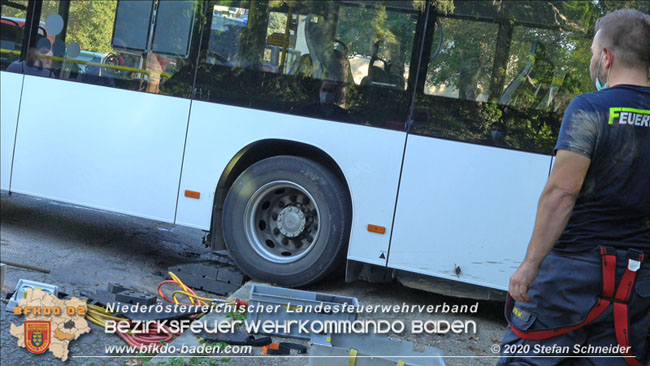 20200914 Bergung eines Linienbuses im Badener Ortsteil Weikersdof Foto: © Stefan Schneider 20200914 Bergung eines Linienbuses im Badener Ortsteil Weikersdof Foto: © Stefan Schneider