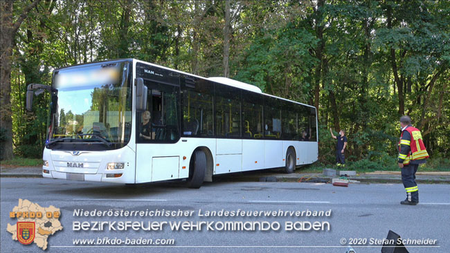 20200914 Bergung eines Linienbuses im Badener Ortsteil Weikersdof Foto: © Stefan Schneider 20200914 Bergung eines Linienbuses im Badener Ortsteil Weikersdof Foto: © Stefan Schneider