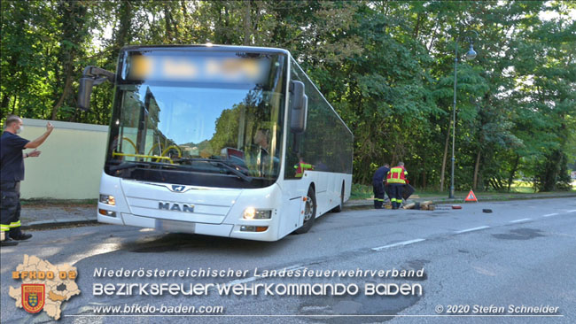 20200914 Bergung eines Linienbuses im Badener Ortsteil Weikersdof Foto: © Stefan Schneider 20200914 Bergung eines Linienbuses im Badener Ortsteil Weikersdof Foto: © Stefan Schneider