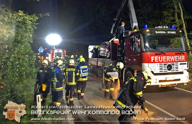20201007 Verkehrsunfall auf der LB210 im Helenental Foto: © FF Baden-Stadt 20201007 Verkehrsunfall auf der LB210 im Helenental Foto: © FF Baden-Stadt
