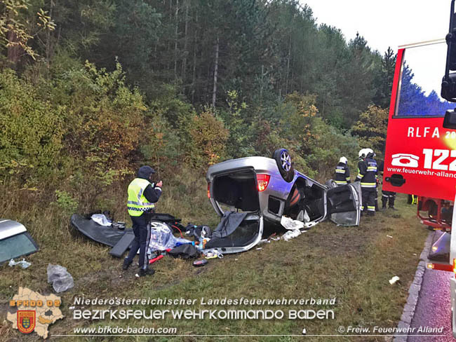 20201011 Personenrettung nach Fahrzeugüberschlag auf der A21 Mayerling - Heiligenkreuz  Foto: © Freiwillige Feuerwehr Alland