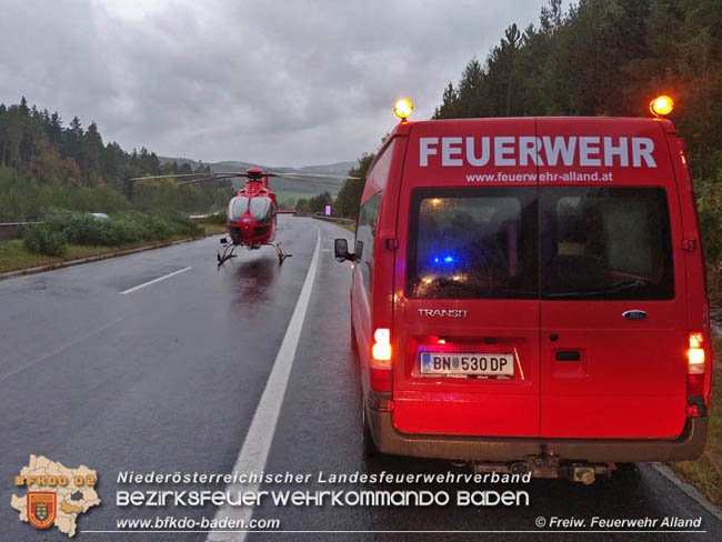 20201011 Personenrettung nach Fahrzeugüberschlag auf der A21 Mayerling - Heiligenkreuz  Foto: © Freiwillige Feuerwehr Alland