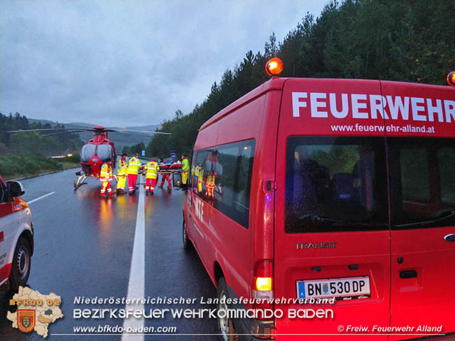 20201011 Personenrettung nach Fahrzeugüberschlag auf der A21 Mayerling - Heiligenkreuz  Foto: © Freiwillige Feuerwehr Alland