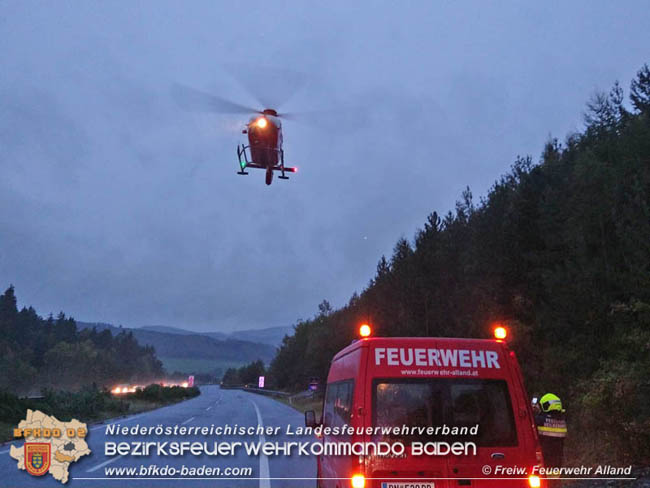 20201011 Personenrettung nach Fahrzeugüberschlag auf der A21 Mayerling - Heiligenkreuz  Foto: © Freiwillige Feuerwehr Alland
